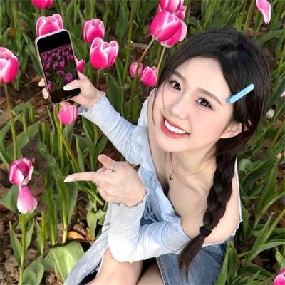给小酒馆女子喝高杯酒